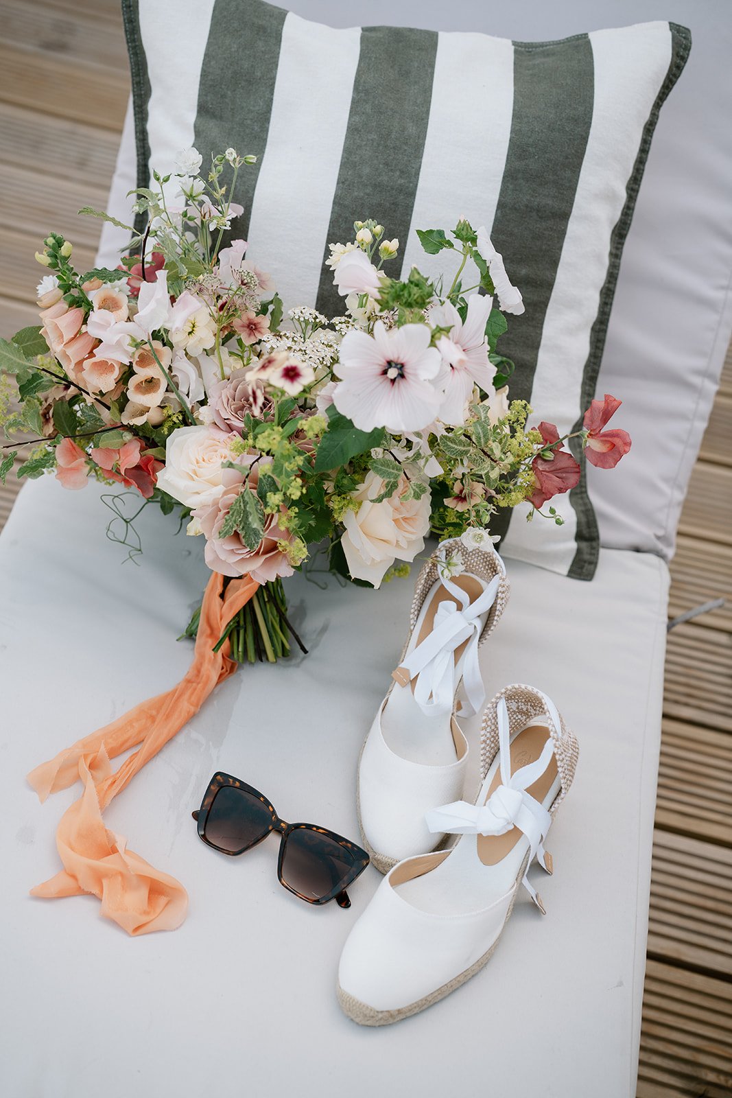 beautiful norfolk floral blooms with pops of peach and pinks, a Lincolnshre wedding planned and coordinated by Hardesty Event Design
